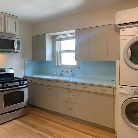 125-#4 Downtown Cozy Upstairs One Bedroom Apt